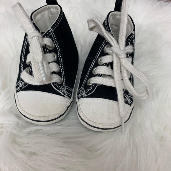 5/$35💥Newborn Sneaker Booties - Picture 2 of 4